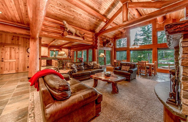 Crest Lodge - 3,700sf Log Home with 5 bedrooms + Sleeps 15-17