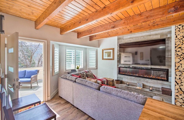 Crestline Cabin w/Deck: 1 Mi to Lake Gregory