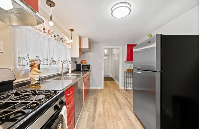 Crew-Ready Home with 4 Queen Beds, Parking + Laundry