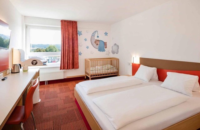 Crib room on the spa side from 4 nights - H2O Hotel Therme Resort
