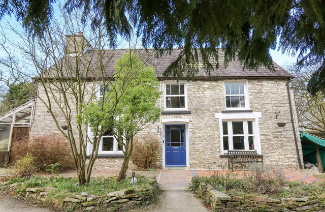 CRINGOED HOUSE, pet friendly, character holiday cottage in Aberaeron