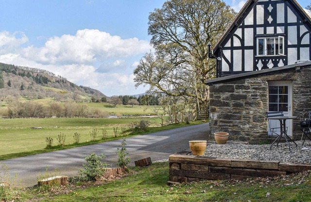 Crogen Gatehouse Lodge