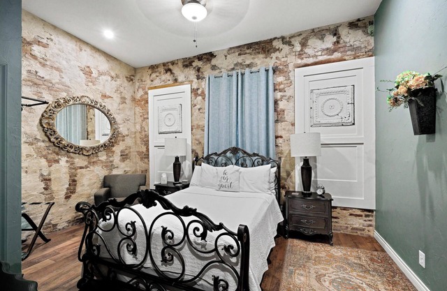 Crossroads Flat: Steps away from Rt. 66 & Carthage square