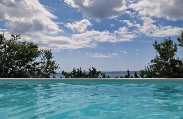 Crystal horizons retreat