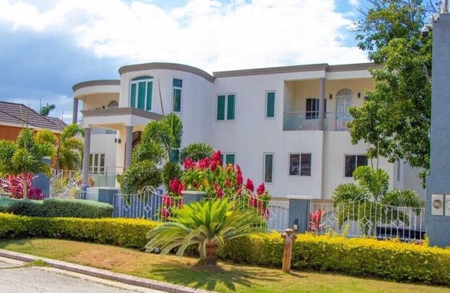 CrystalJamaica Villa ,great for Family Corporate retreat or friends get together