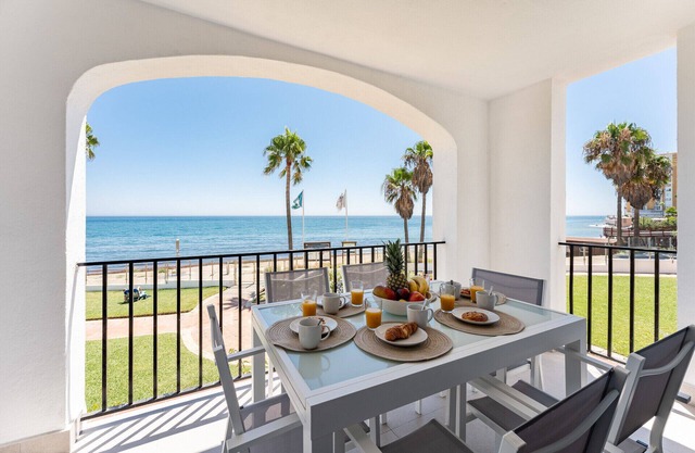 CS261 Doña Lola Renata - Stunning 2 bedroom frontline beach apartment, Calahonda, Mijas Costa