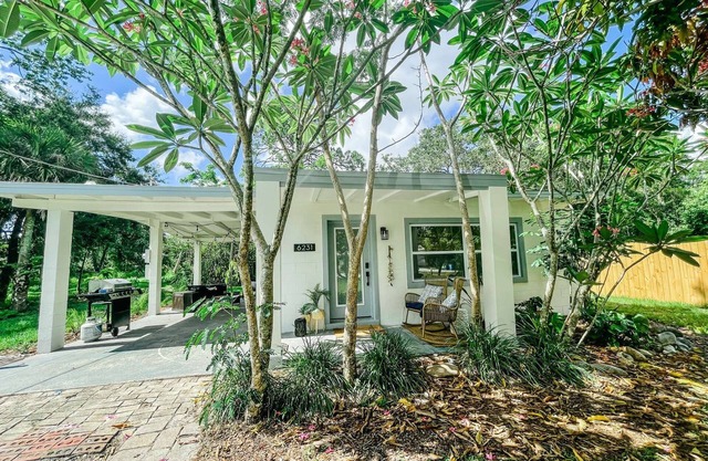Curly’s Cottage a vintage coastal retreat