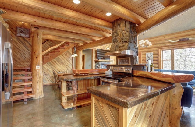 Custom Black Hills Log Home w/views, Secluded, Only 12 miles to Mt Rushmore!