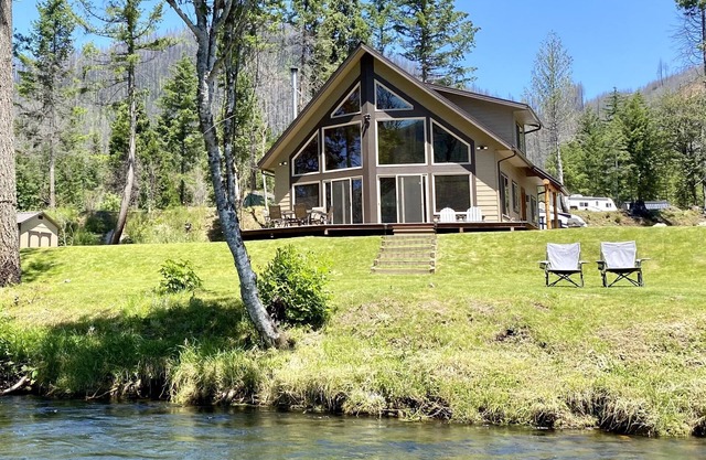 Custom Built Home - Riverfront Home on the McKenzie River