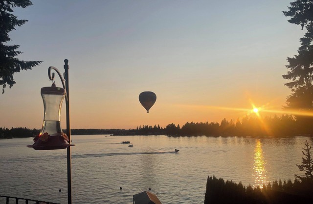 Custom built Lake Tapps Waterfront Guest house, 2 bed, 2bath, W/D