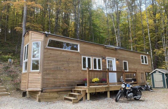 Custom-built Tiny House on forested lot near Quechee