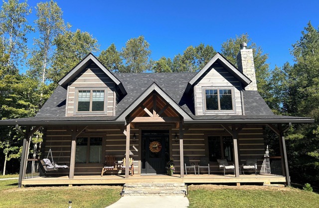 Custom cabin retreat with trails and hot tub. Exceptional reviews!