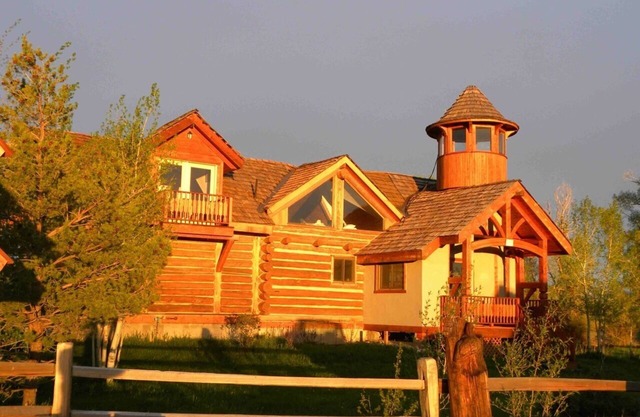 Custom Log Cabin with Teton Views and Hot tub near National Parks