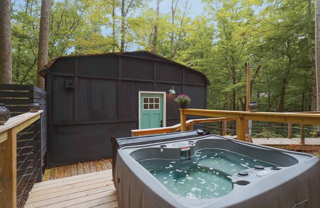 Cute and Cozy! Relax in Hot Tub! Caves Close