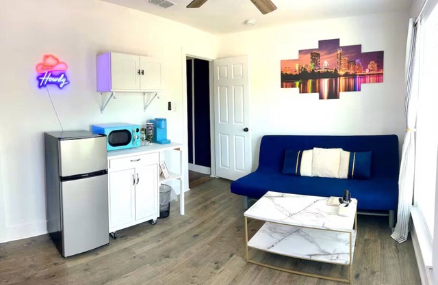 Cute And Cozy Modern Guesthouse
