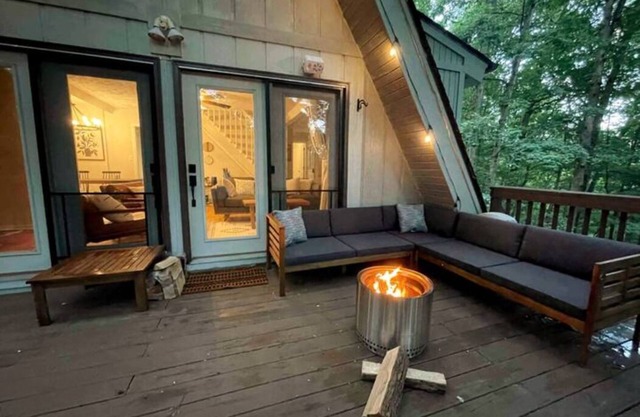 Cute cabin retreat near Shenandoah National Park and pet friendly!
