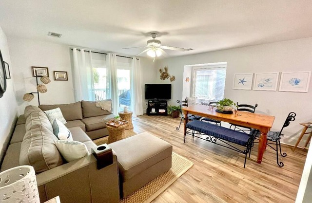 Cute, Comfy, Guest Favorite on Gulf Side of Cape San Blas + 2 Gorgeous Pools!