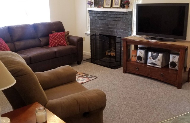 Cute Cottage, Convenient South Asheville location
