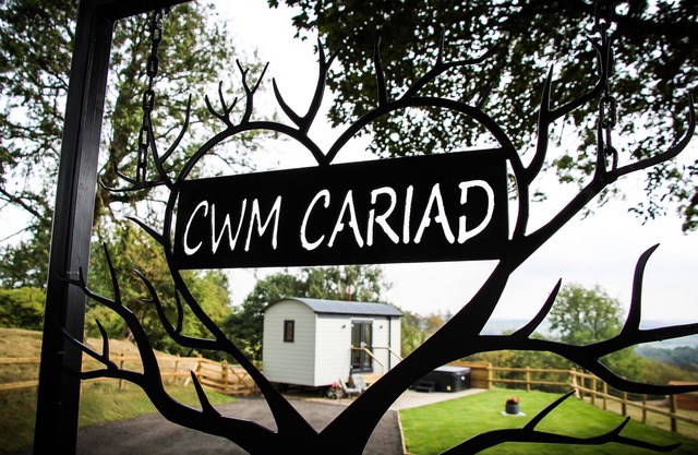 Cwm Cariad - Shepherds Hut with Hot Tub Sleeping 2 guests, Pet Friendly