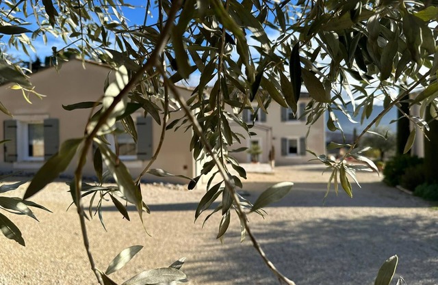 Dépendance D'une Maison de Campagne en Drôme Provençale Face au Mont Ventoux