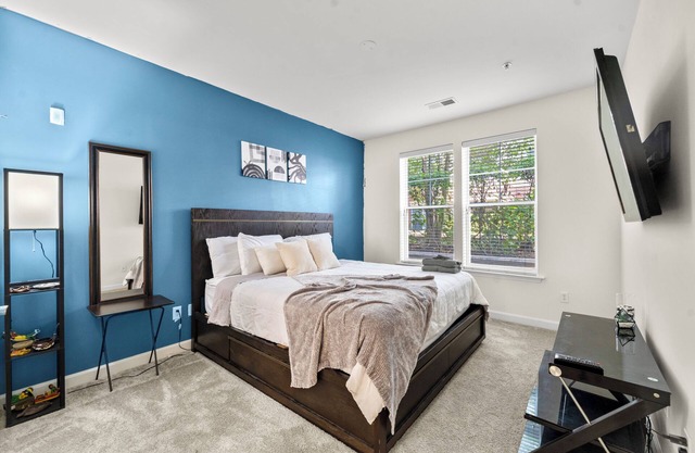 D.C. Metro Retreat Stps to Metro Lxy Apt w/Soakin Tub, Pet Welcomed! NR DCA/IAD