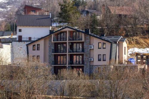 D & O Apartments