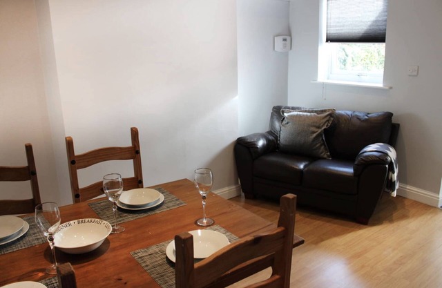 D's Place Close to J30/J31 on M1 - FREE PARKING - Spacious