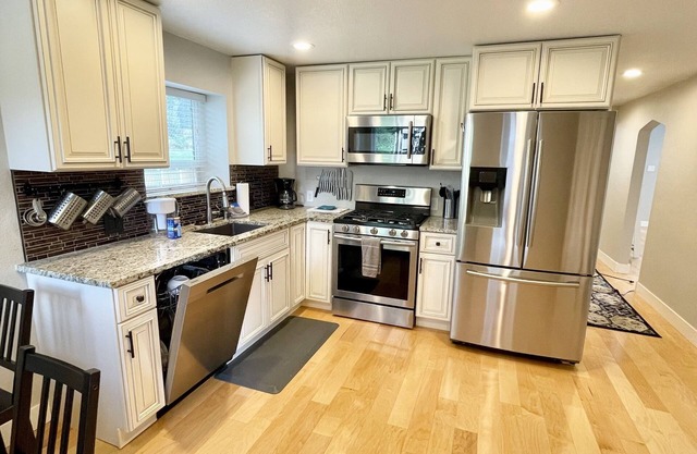 Darling 2 Bedroom unit in Denver, West Highland! Charming, stylish and Walkable!