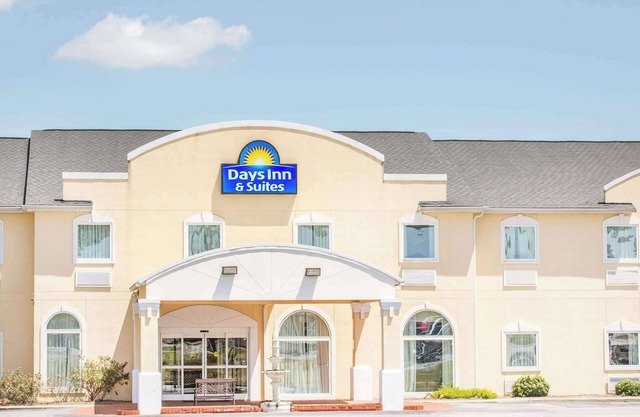 Days Inn & Suites by Wyndham Swainsboro