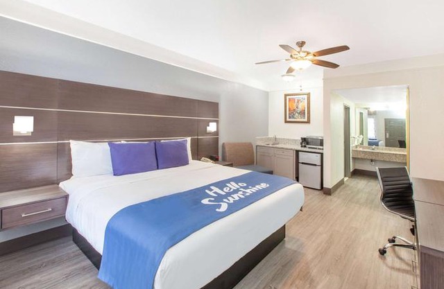 Days Inn & Suites by Wyndham Webster NASA-ClearLake-Houston