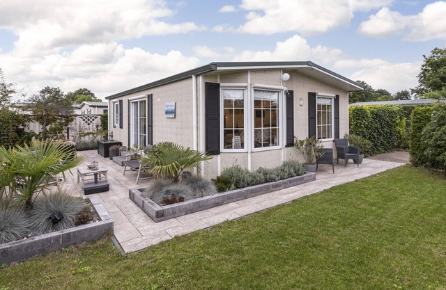 De Goede Ree 14 spacious chalet near the Northsea