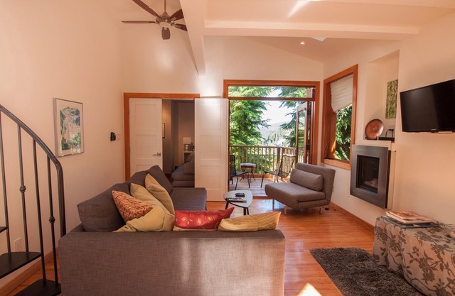 Deep Cove Creekside, Ocean View Retreat