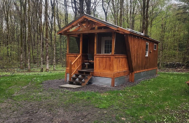 Deja Yu- Off Grid Forest Glamping Getaway - 1 Bedroom Cabin & detached Bathroom