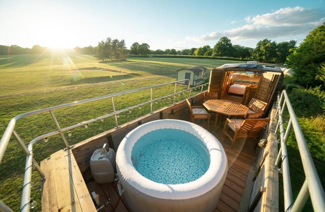 Delightful 2 Bed Double Decker Bus with Hot Tub