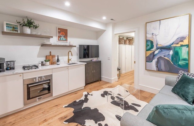 Delightful Apt in the Heart of Dupont!