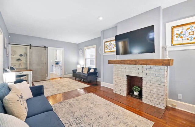 Delightful Cozy Home/2 bed 1 Bath Sleeps 8/private