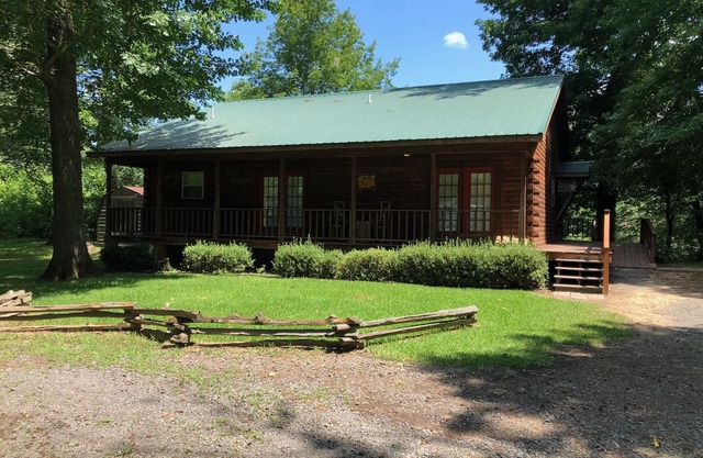 Delightful Log Cottage on the Little Red River with hot tub.