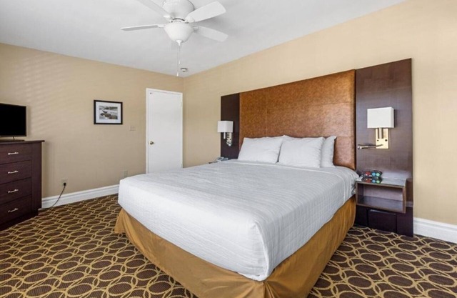 Delightful Retreat | Near Golden Gate | Kitchen | Free Parking | Onsite Pool