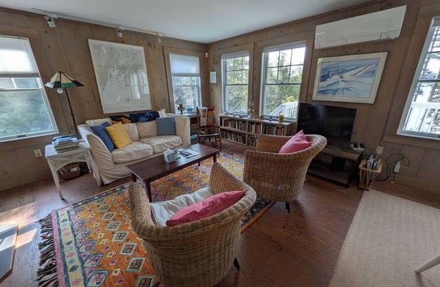 Delightful, Secluded Seaside Cottage at Martin Point