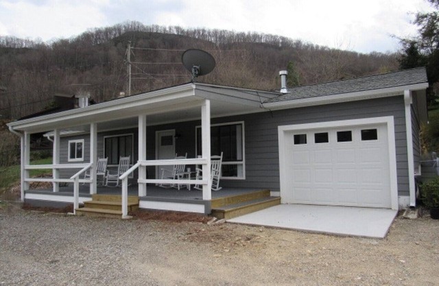 Delightful sparkling clean bungalow In fabulous Maggie Valley North Carolina.