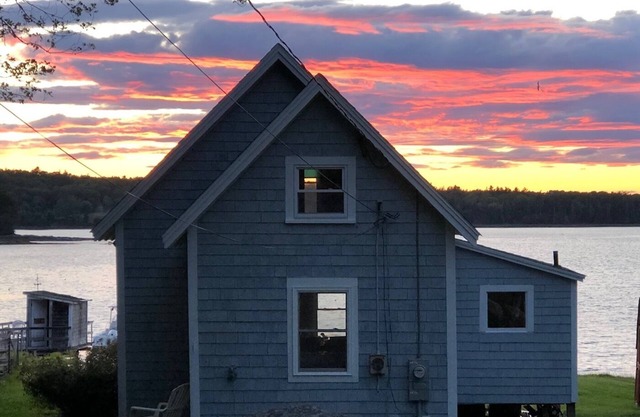 Delightful waterfront cottage with beautiful views of the sunset.