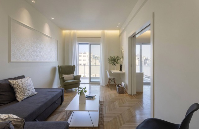 Deligiorgi 1·Charming 7th-Floor Apartment with