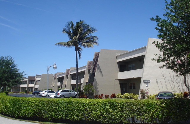 Delray Beach Beautifully Lago Del Ray 2/2 Lake View Renovated Condo,8Min 2 Beach
