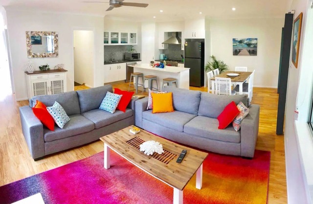 DELUXE 2 bed, 1.5 bath townhouse! Central location, spacious, wifi, garage