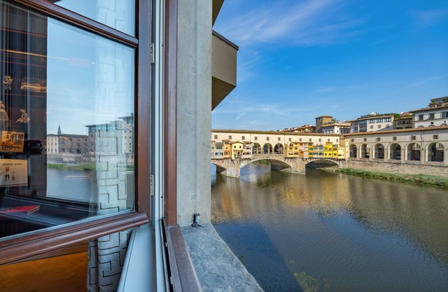 Deluxe 2 Beds/baths with picturesque panoramic views on iconic Ponte Vecchio