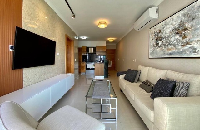 Deluxe Apt. with City Views Fast WiFi, Pool & Gym