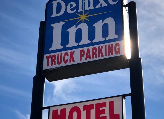 Deluxe Inn Motel