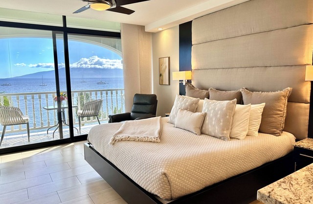 Deluxe Ocean Front and Beach Front studio - Lahaina Shores 623!