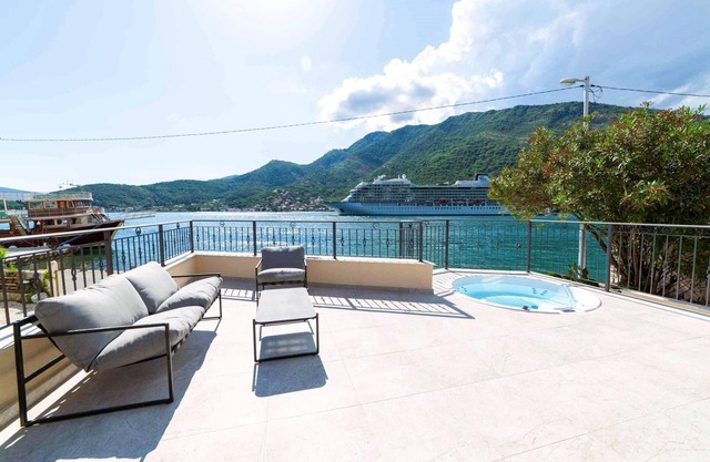 ❤️Deluxe Seafront Apartment 1 | Jacuzzi & Terrace | Stunning Boka Bay View 1BR