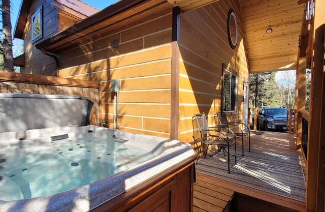 Denali Redfox Cabin w/Hot Tub,3 beds,Private